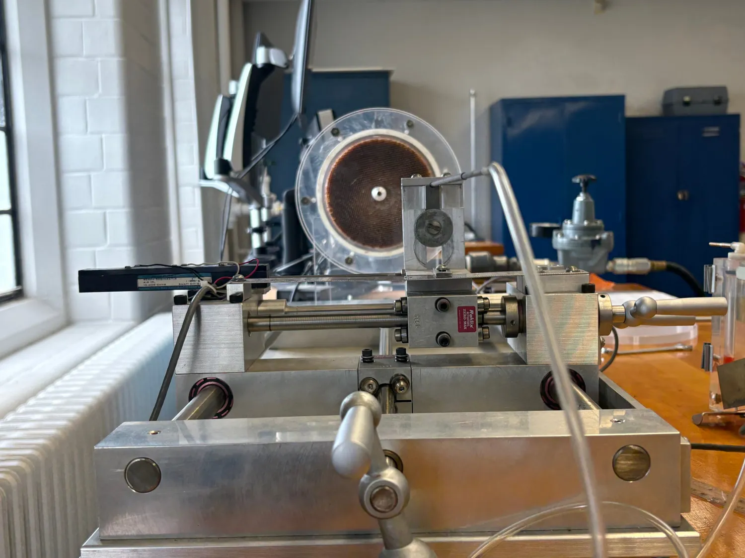 Two-axis lead-screw traverse holding the pressure probe in front of the plenum